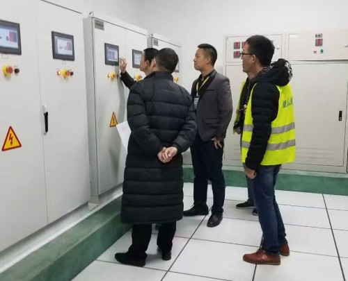 浩爽制冷工作人員正在檢測冷庫設備